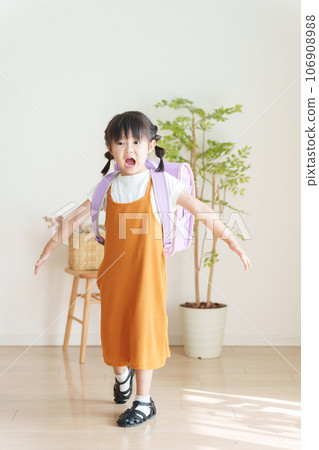 Elementary school girl carrying a school bag, summer clothes, sandals Elementary school girl carrying a school bag, summer clothes, sandals 106908988