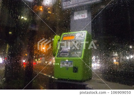 下雨天的電話亭 106909050