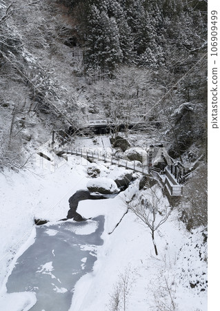 一座吊橋，橫跨袋田瀑布附近白雪覆蓋的仲冬山谷。 106909499