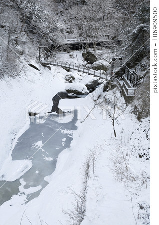 一座吊橋，橫跨袋田瀑布附近白雪覆蓋的仲冬山谷。 106909500