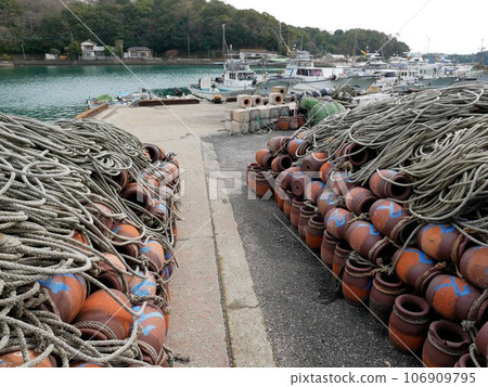 View of Setaka fishing port, stacked octopus pots (Oyano Town, Kamiamakusa City, Kumamoto Prefecture) View of Setaka fishing port, stacked octopus pots (Oyano Town, Kamiamakusa City, Kumamoto Prefecture) 106909795