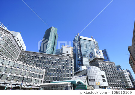 在日本 9 月的東京城市景觀。俯瞰百合海鷗新橋站和JR新橋站 106910109