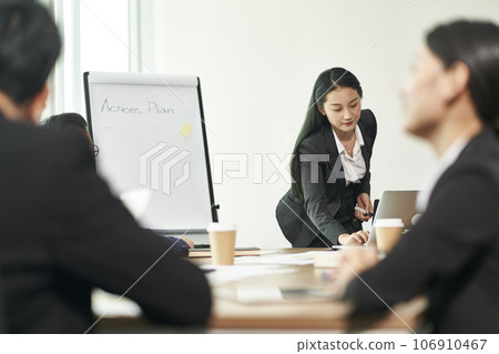 young asian businesswoman presenting actions plans to team in office 106910467