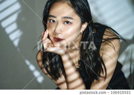 Portrait of a mature woman 106910581