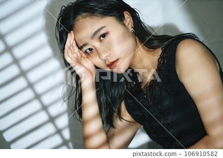 Portrait of a mature woman 106910582