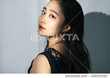 Young lady's portrait Young lady's portrait 106910583