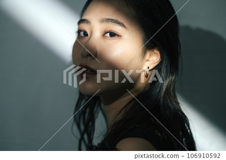 Young lady's portrait 106910592