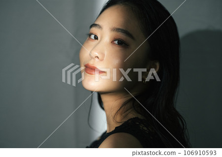 Young lady's portrait 106910593