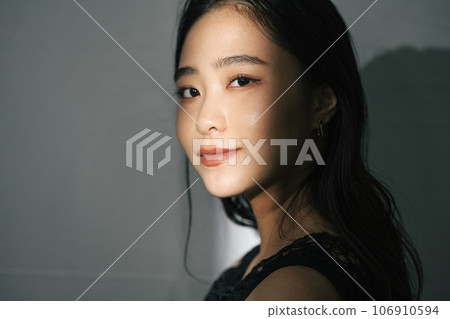 Young lady's portrait Young lady's portrait 106910594