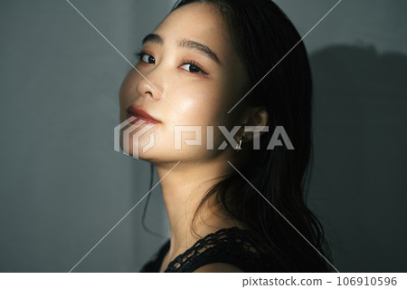 Young lady's portrait Young lady's portrait 106910596