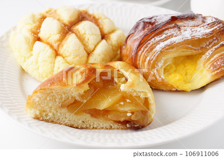 Sweet bread, cream bread, apple bread Sweet bread, cream bread, apple bread 106911006