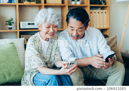 Senior woman looking at a smartphone 106911083