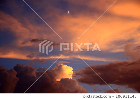 積雨雲和夕陽下的新月 106911143