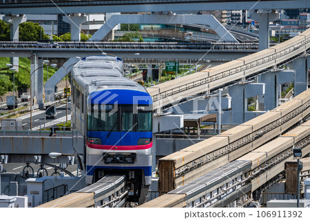 Monorail departing from Banpaku Kinen Koen Station and heading towards Saito West Monorail departing from Banpaku Kinen Koen Station and heading towards Saito West 106911392
