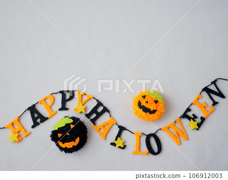 Halloween decorations and yellow pumpkin decorations 106912003