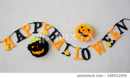 Halloween decorations and yellow pumpkin decorations 106912004