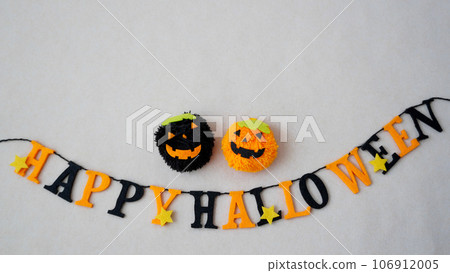 Halloween decorations and yellow pumpkin decorations 106912005