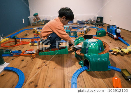 孩子們在玩玩具 106912103