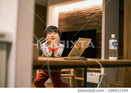 男孩在家放鬆 106912104