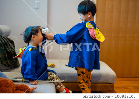 哥哥給弟弟量體溫 106912105