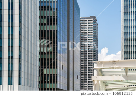 [神奈川縣]橫濱清澈的藍天和建築物 106912135