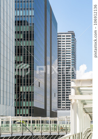 [神奈川縣]橫濱清澈的藍天和建築物 106912136