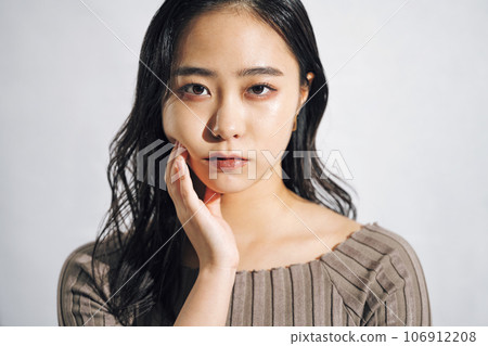 Young lady's portrait 106912208