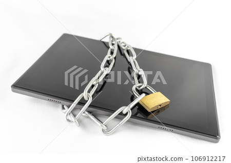 Tablet terminal, chain and padlock. image of security Tablet terminal, chain and padlock. image of security 106912217