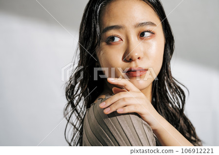 Young lady's portrait 106912221