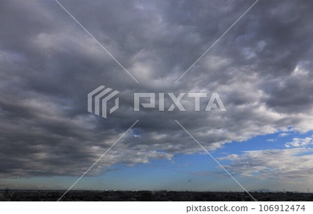 夏季到秋季過渡期間的天空和雲彩 106912474