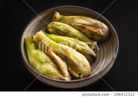 roasted and peeled eggplant 106912522