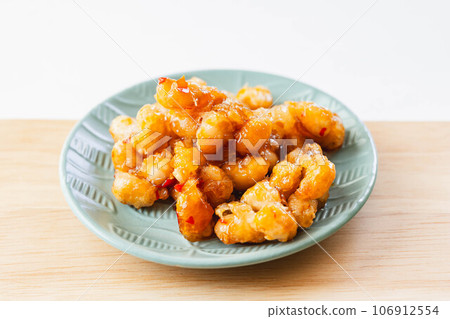 Deep-fried soybeans in sweet and spicy soy sauce 106912554