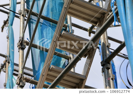 Image of preliminary scaffolding for newly built detached house 106912774