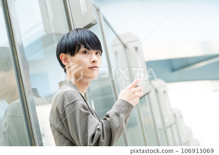 操作智能手機的商人，商務休閒 106913069