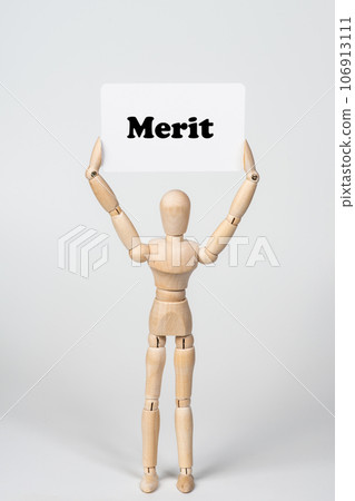 拿著功績牌的素描娃娃 106913111