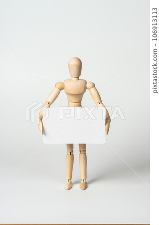 身體前面舉著標語牌的繪畫娃娃 106913113