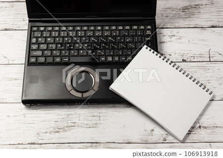筆記本電腦和白色素描本 筆記本電腦和白色素描本 106913918