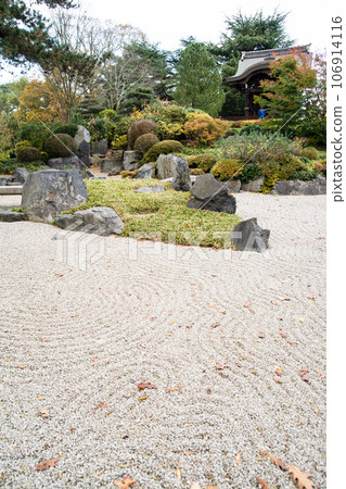 倫敦郊區邱園的日本花園,周圍環繞著秋葉 倫敦郊區邱園的日本花園,周圍環繞著秋葉 106914116