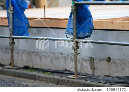 Image of preliminary scaffolding for newly built detached house 106914172
