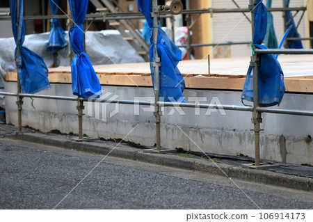 Image of preliminary scaffolding for newly built detached house 106914173