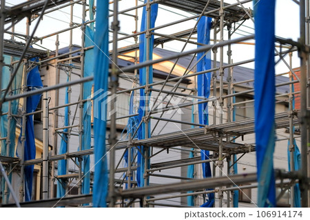 Image of preliminary scaffolding for newly built detached house 106914174