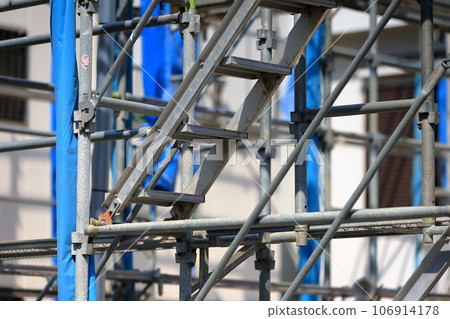 Image of preliminary scaffolding for newly built detached house 106914178