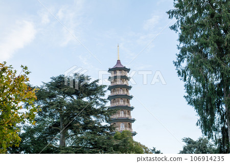 倫敦郊區邱園的大塔被樹木包圍 106914235