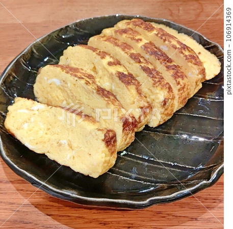 Sushi roll egg 106914369