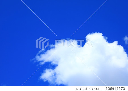 Blue sky and white clouds 106914370