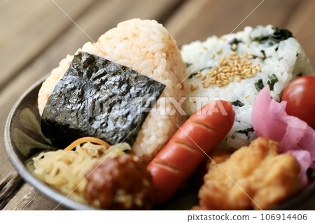 盤中的鮭魚裙帶菜飯糰 106914406