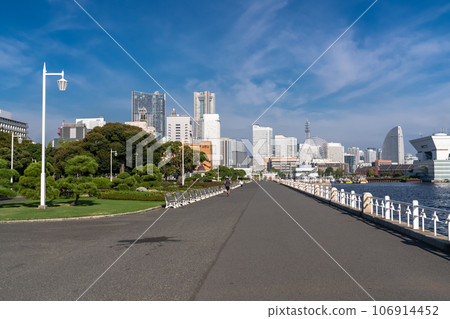 [Kanagawa Prefecture] Yokohama Yamashita Park, morning city scenery 106914452