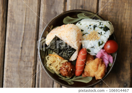 盤中的鮭魚裙帶菜飯糰 106914467