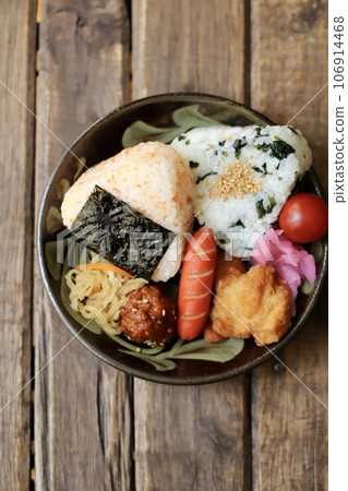 Salmon and wakame rice balls on a plate Salmon and wakame rice balls on a plate 106914468