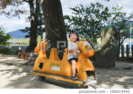 孩子們在公園裡玩 孩子們在公園裡玩 106914493